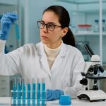 Laboratoriejob med sikkerhed: Guide til den rigtige a-kasse for laboranter